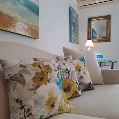 Sea & City - 10 Min Drive To The Beach & Athens Airport Appartamento *